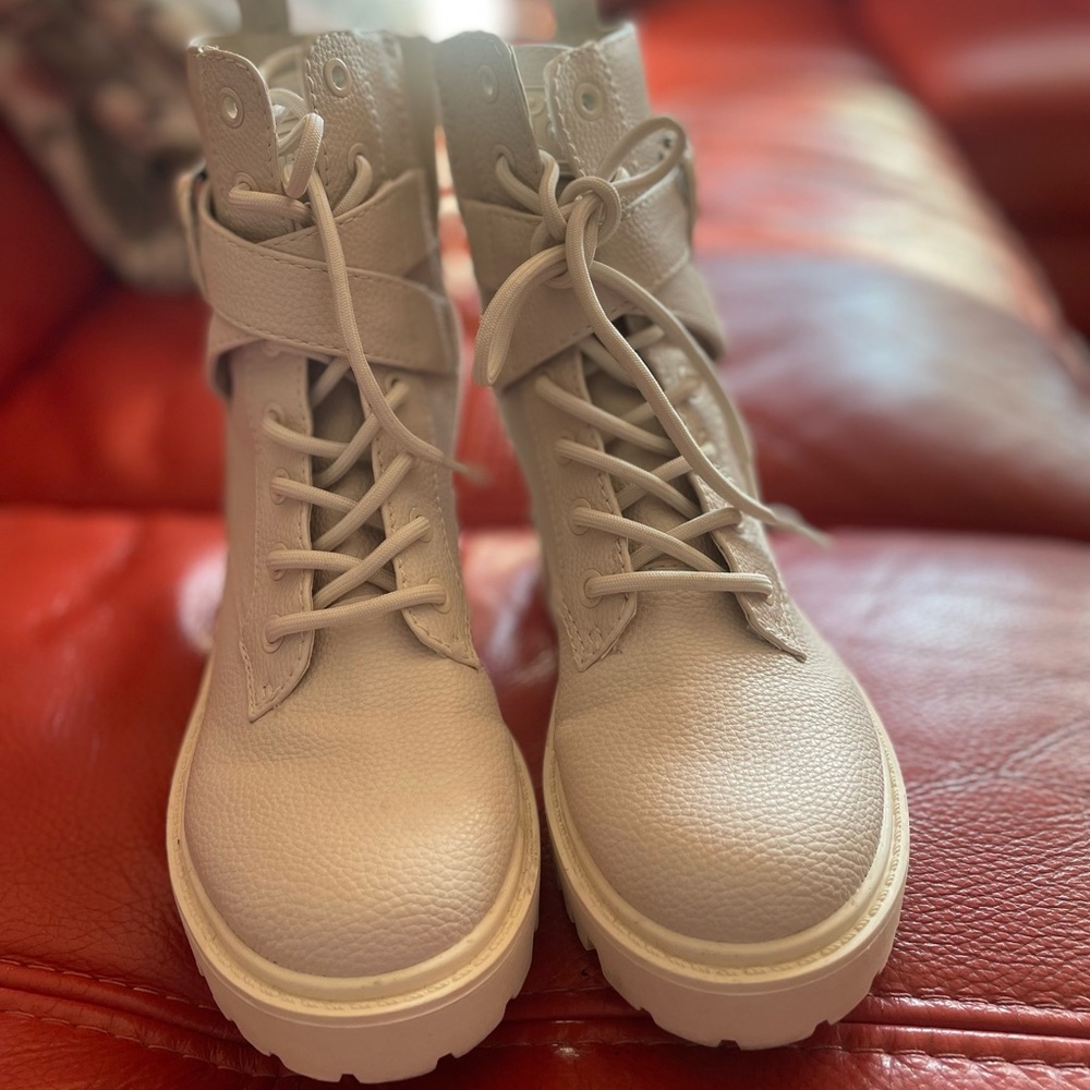 Brand new.I wear this boots only once! They feel too tight on me! 🥺